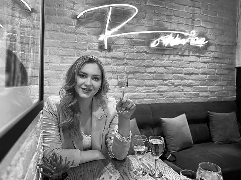 Žena koja uživa u društvu Reina likera, prikazuje trenutak opuštanja i uživanja.